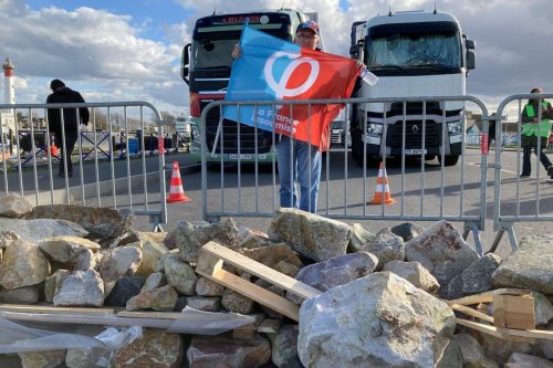 Réforme des retraites. Des barricades bloquent l'accès au terminal ferries de Ouistreham