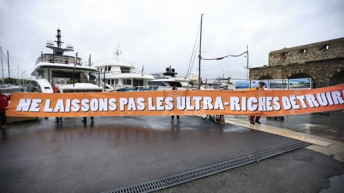 Climat : après les jets privés au Bourget, des militants d'Attac bloquent les yachts du quai des milliardaires à Antibes