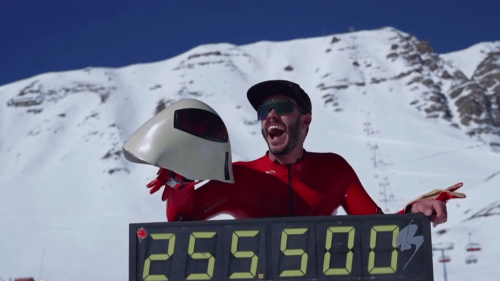 Hautes-Alpes : le Français Simon Billy bat le record du monde en ski de vitesse
