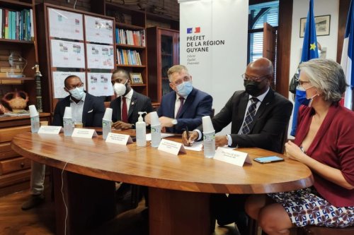 Entretien entre Emmanuel Macron et les élus de Guyane : les Outre-mer prioritaires pour les livraisons du vaccin Novavax - Guyane la 1ère