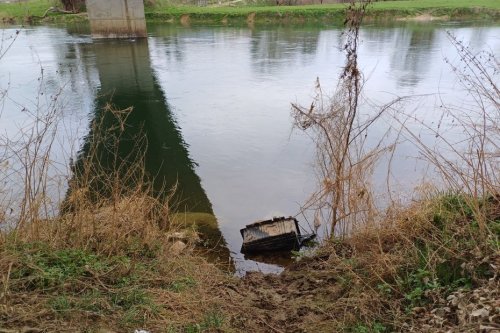 "Du vandalisme à l'état pur" : une batterie de voiture électrique jetée dans la nature, la commune bien démunie pour s'en débarrasser