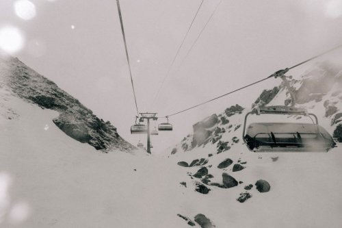 Importantes chutes de neige dans les Alpes : fort risque d'avalanches dans les massifs de l'Oisans et des Grandes Rousses