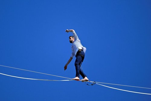 Le funambule haut-savoyard Nathan Paulin bat le record du monde de highline au Mont Saint-Michel