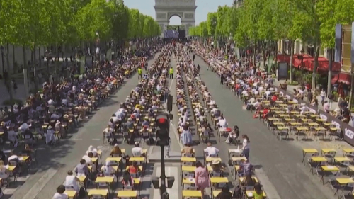 Paris : la plus grande dictée du monde a eu lieu sur les Champs-Élysées