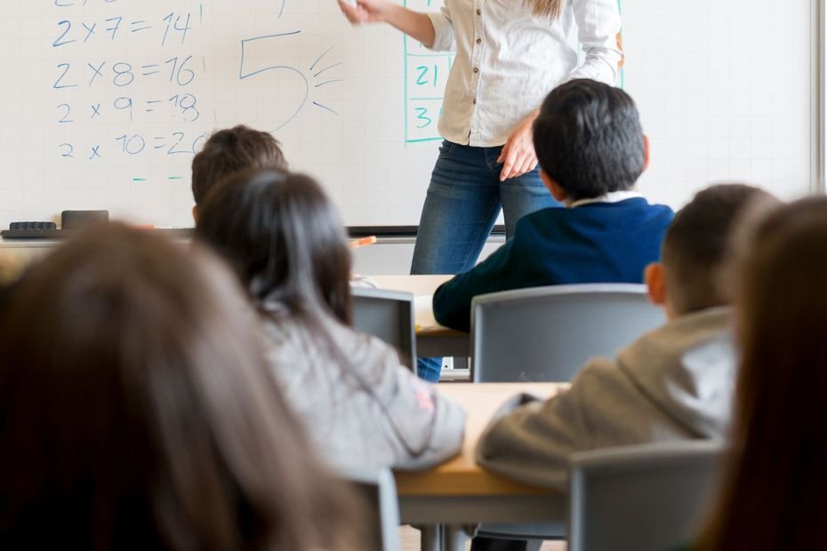 "Elle le traînait par les pieds et lui a enfoncé des punaises sur les bras" : une enseignante suspendue pour violences sur un enfant autiste