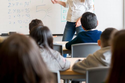 "Elle le traînait par les pieds et lui a enfoncé des punaises sur les bras" : une enseignante suspendue pour violences sur un enfant autiste