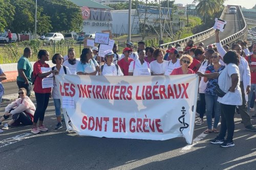 Les infirmiers libéraux ont marché vers l’ARS de Martinique pour réclamer de meilleurs tarifs et de la reconnaissance