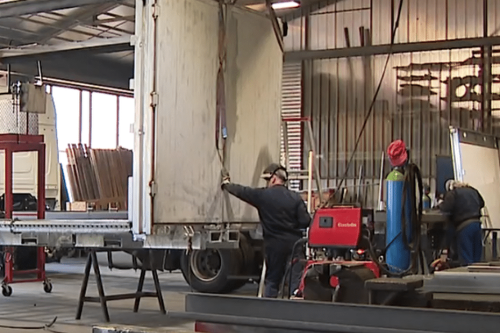 L'une des dernières carrosseries pour poids lourds qui fabrique tout dans ses ateliers en Alsace