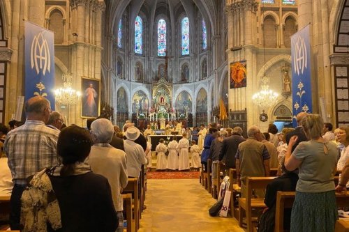 Des centaines de fidèles pour le pèlerinage de l'Assomption en Sarthe