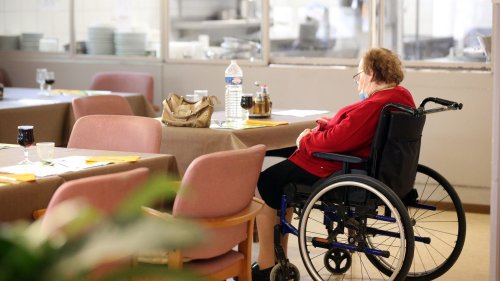 Avec de meilleures rémunérations pour les aides à domicile, "on a plus de chance de trouver des gens pour travailler", se félicite un sociologue