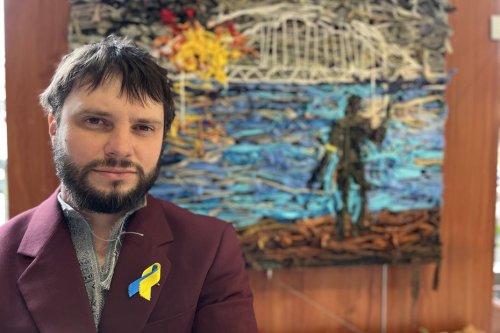 Expo à Besançon : les tableaux d’Andriy Naboka inspirés par les filets de camouflage tressés pour l’armée d’Ukraine