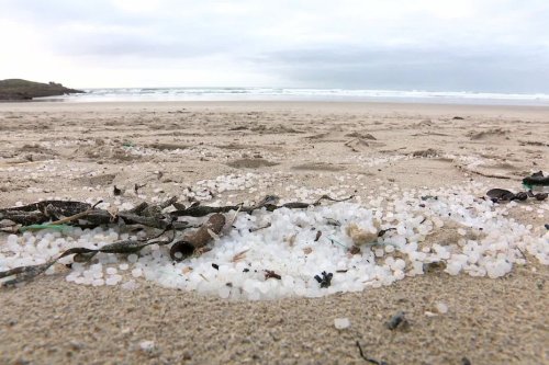 Finistère. Des microbilles plastiques s'échouent sur des kilomètres de plages
