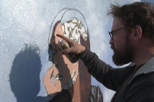 EN IMAGES. Street-art à Caen : un graffeur normand crée une fresque géante pour sensibiliser à la santé mentale