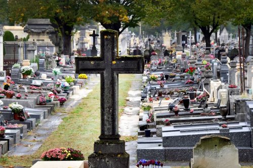 Recherche sépultures désespérément : comment une commune sans cimetière cherche à enterrer ses morts