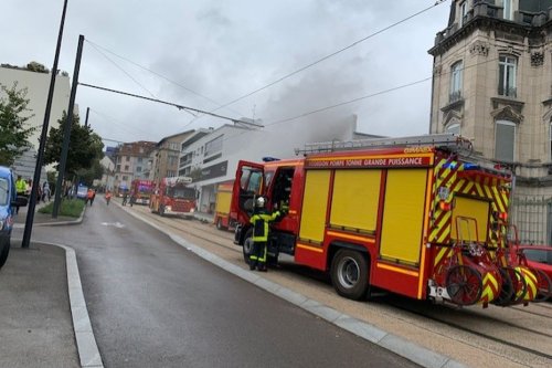 Incendie dans un garage de Besançon : 40 pompiers sont mobilisés, la circulation du tram coupée