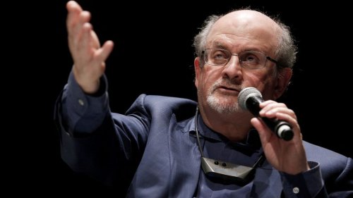 Agression de Salman Rushdie : poignardé au cou, l'auteur des "Versets sataniques" est "vivant" et reçoit les "soins dont il a besoin"