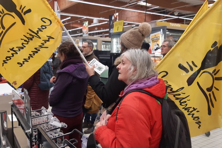 En campagne pour les élections dans les chambres d’agriculture, la Confédération paysanne mène une action dans un hypermarché de Guéret