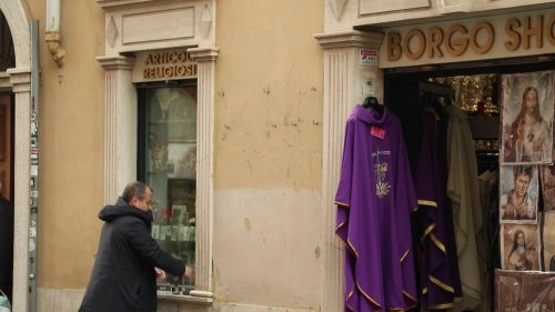 Mort du pape François : les boutiques de souvenirs du Vatican font le plein