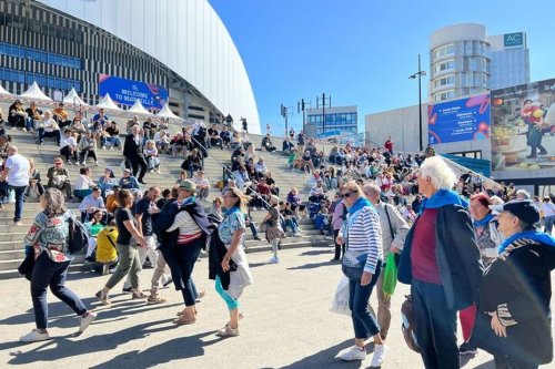 DIRECT. Pape à Marseille : les fidèles arrivent, "c'est normal de faire un effort pour venir"