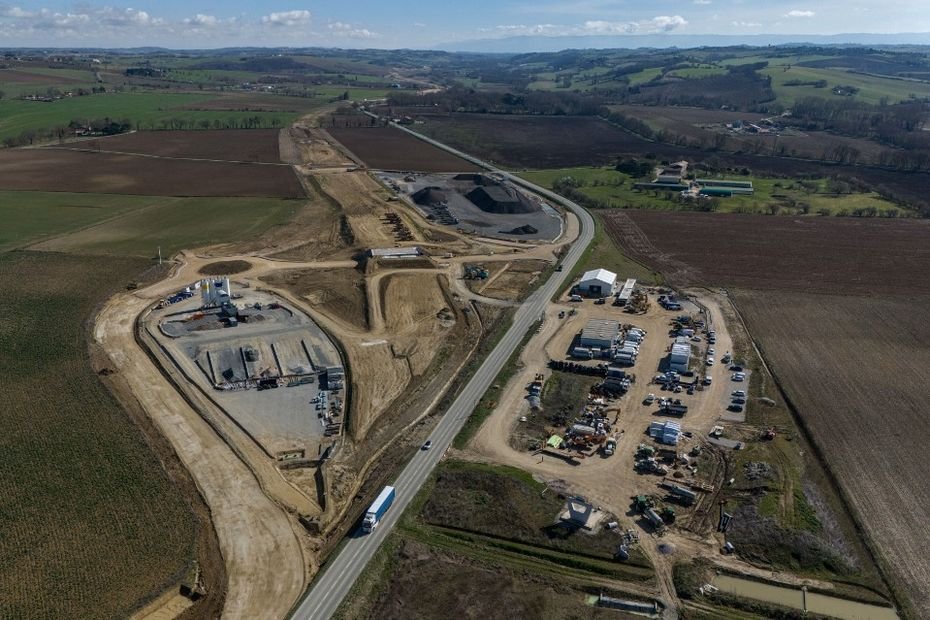 « Ça va rester un terrain vague inutilisable » : des agriculteurs dépités après avoir été contraints de céder leurs terres pour l’A69
