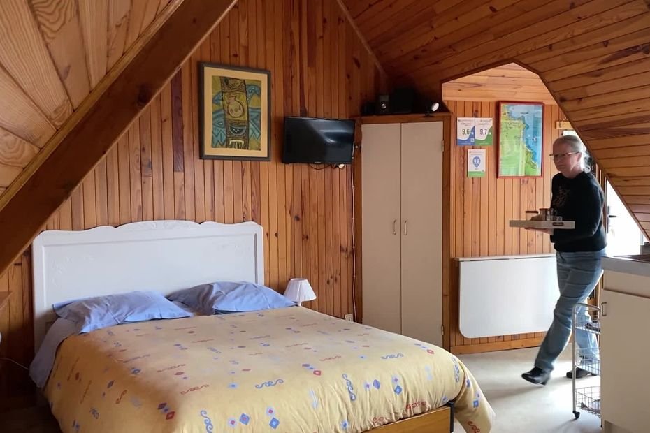 "Une boîte à clé ou Marie-Jo et ses histoires, c'est la même fiscalité". La loi "anti-Airbnb" pénalise les gîtes et chambres d'hôtes