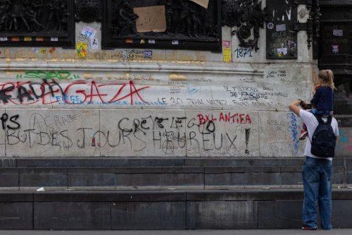 "À chaque manif, c’est tagué partout" : bientôt des barrières autour de la statue de la place de la République ?