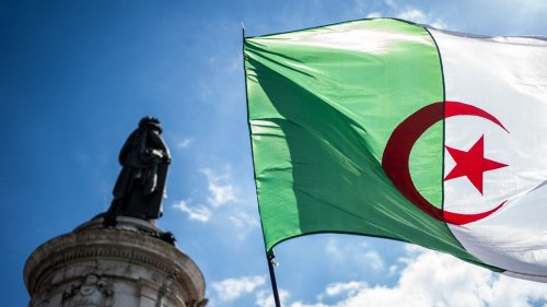                    "Est-ce que ma carte de séjour sera renouvelée ?" : en France, Algériens et binationaux s'inquiètent du regain de tension entre Paris et Alger