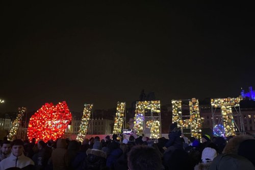 Fête des Lumières 2022 : les Lyonnais sont au rendez-vous, mais "on a aussi beaucoup d'Italiens et d'Espagnols"