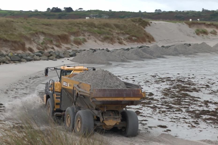 Erosion du littoral. Dans cette commune, un ballet de camions pour préserver la dune, mais un jour, il faudra envisager un "repli"