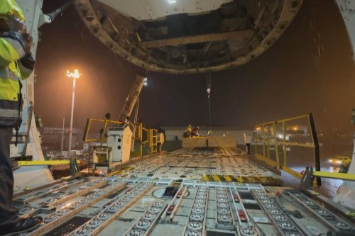 EDF Réunion réceptionne 80 tonnes de matériel reconstruire le réseau haute tension détruit par Garance.