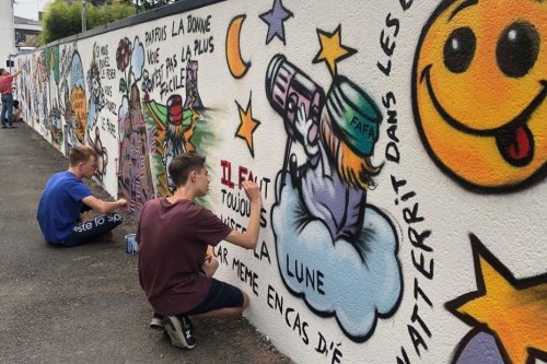 "Je crois au pouvoir et à la force des mots", des ados créent un graff géant pour mettre des couleurs à la place Gambetta à Mayenne