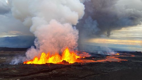 Les images spectaculaires du Mauna Loa, plus grand volcan actif au monde, qui vient de se réveiller après 38 ans de sommeil