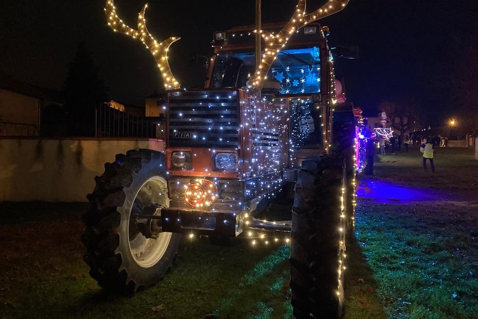 Un défilé de tracteurs décorés pour fêter Noël et combattre la morosité qui frappe le secteur agricole