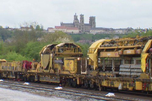 "Ce sont des machines assez rares, il y en a très peu en France" : un train usine permet de remplacer les rails sur le chantier SNCF Laon-Hirson