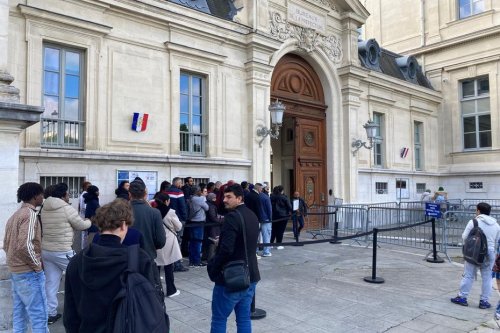 "C’était la croix et la bannière" : après des mois de galère, les demandeurs de titres de séjour constatent une amélioration