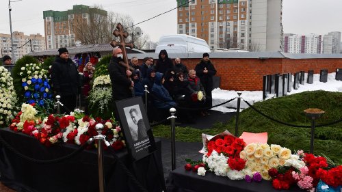 Russie : la foule scande "Non à la guerre !" près du cimetière où est enterré Alexeï Navalny