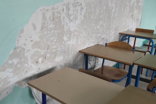 "Hier, une dalle est tombée du plafond" : ce lycée vétuste qui exaspère élèves et enseignants
