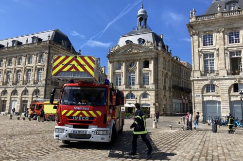 Le paratonnerre de cet immeuble emblématique de Bordeaux menace de tomber, l'unité d'escalade des pompiers sur place