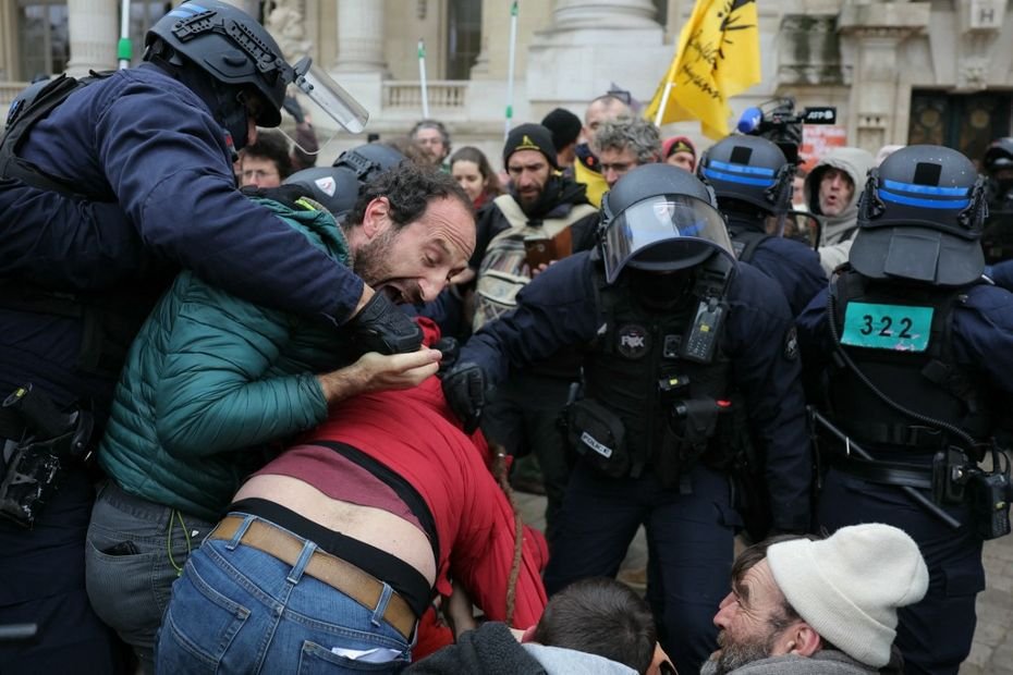 « Colère et dégoût » : traîné par les pieds, un paysan-boulanger de Haute-Saône en garde à vue après une action de la Confédération paysanne à Paris