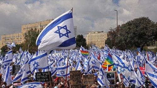 #ISRAEL Une foule importante s'est réunie cette nuit à Tel Aviv pour protester contre le projet de réforme ...