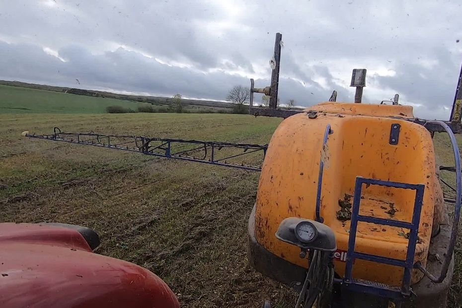 Pesticides, agriculteurs et cancers : « on n’avait pas regardé les têtes de mort sur les bidons »