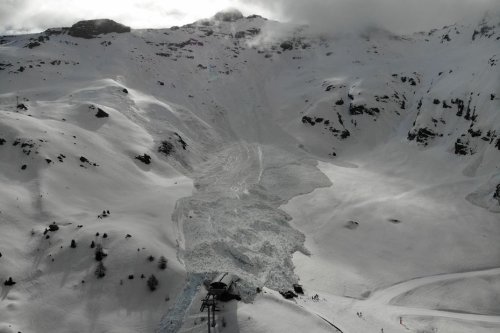 PHOTOS. "C'était impressionnant, il y a de la casse matérielle" : une série d'avalanches percute un télésiège en Savoie