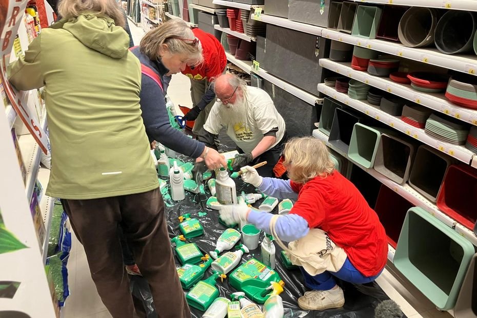 Nouvelle action des Faucheurs volontaires dans des grandes surfaces et jardineries pour dénoncer la vente d’herbicides « hautement toxiques »