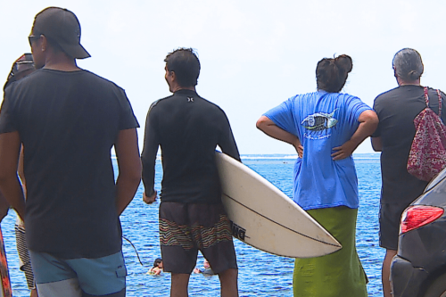 JO 2024 - tour des juges : Moetai Brotherson à Teahupoo pour nager avec les surfeurs