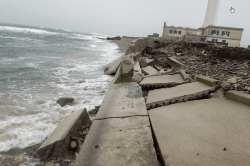 Une digue de l'île de Sein endommagée par les grandes marées. L'usine de désalinisation menacée par les eaux