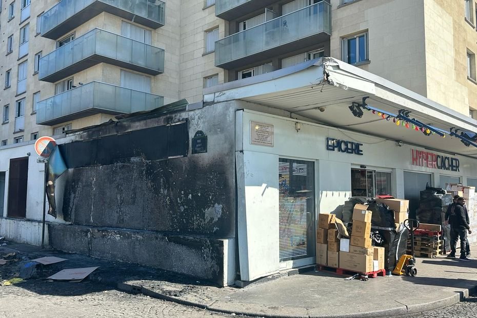 Après un incendie devant l'Hypercacher de la porte de Vincennes, une enquête ouverte pour dégradation volontaire