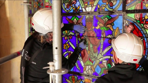 Saint-Denis : les vitraux emblématiques de la basilique font peau neuve