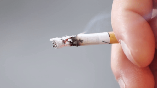 Royaume-Uni : un projet de loi prévoit de bannir la vente de cigarettes à ceux nés à partir de 2009