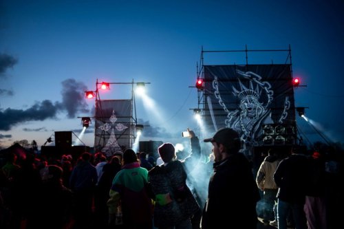 Free party à Trémorel : “C’est parti pour durer jusqu’à lundi” souligent les gendarmes autour de la Rave