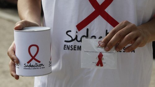 "On va vers la catastrophe", alerte la présidente du Sidaction, après les coupes budgétaires du gouvernement Trump